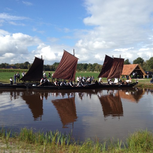 Torkähne mit braunen Segeln im Torfschiffhafen bei Gnarrenburg